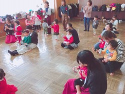 サンタさんの登場に驚く！